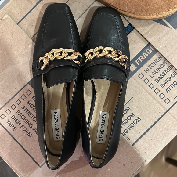 Steve Madden Loafers - NWOT with gorgeous gold chain detail! 9.5 - Picture 1 of 4